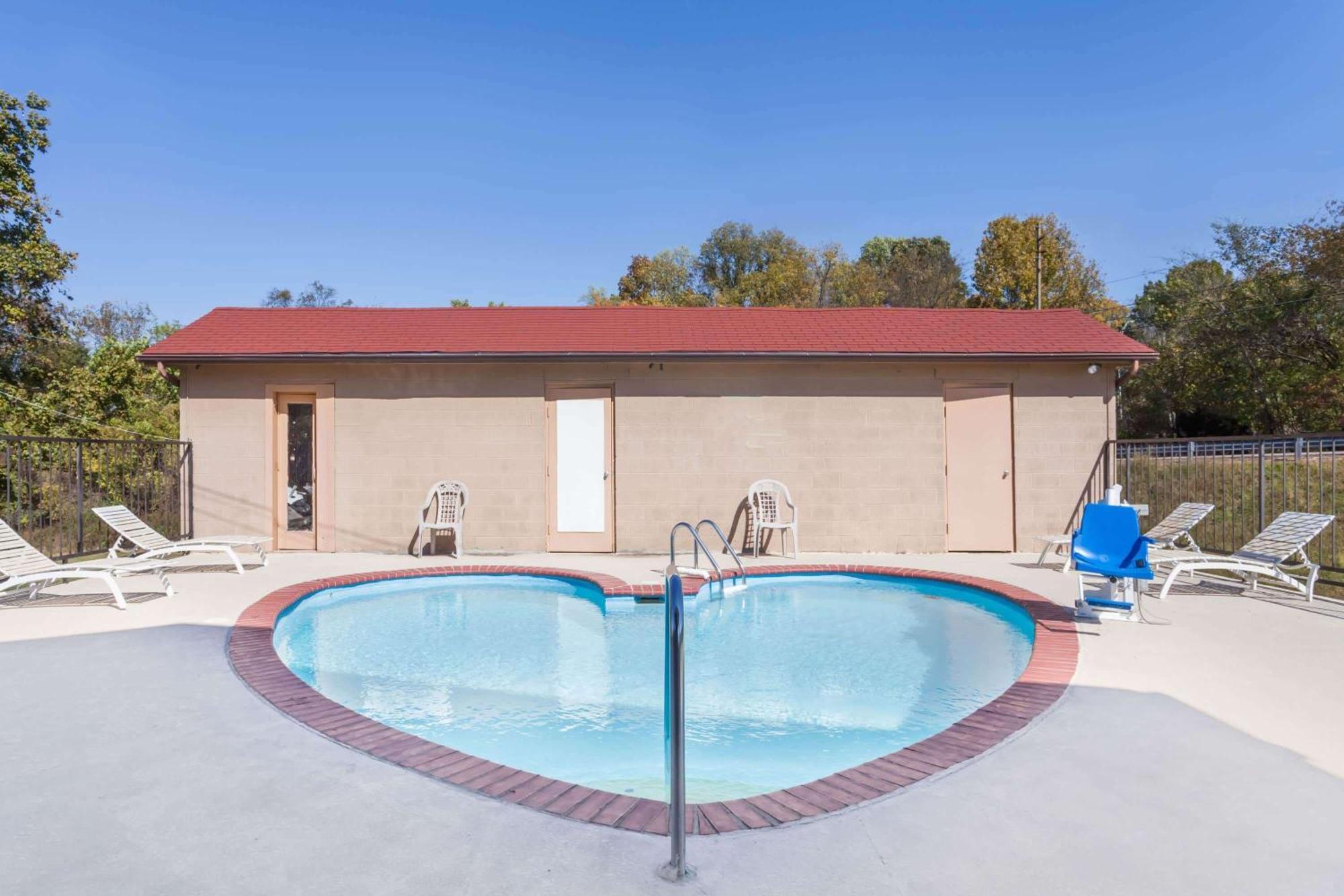 Travelodge By Wyndham Clarksville Exterior photo