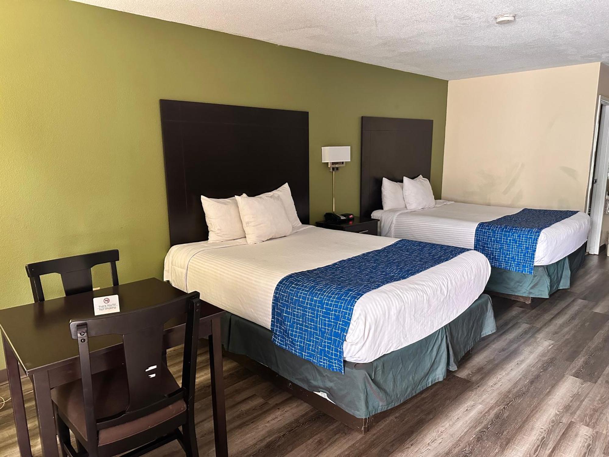 Travelodge By Wyndham Clarksville Exterior photo